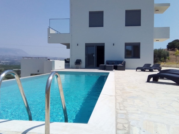 Ferienhaus - Pool Blick zur Villa